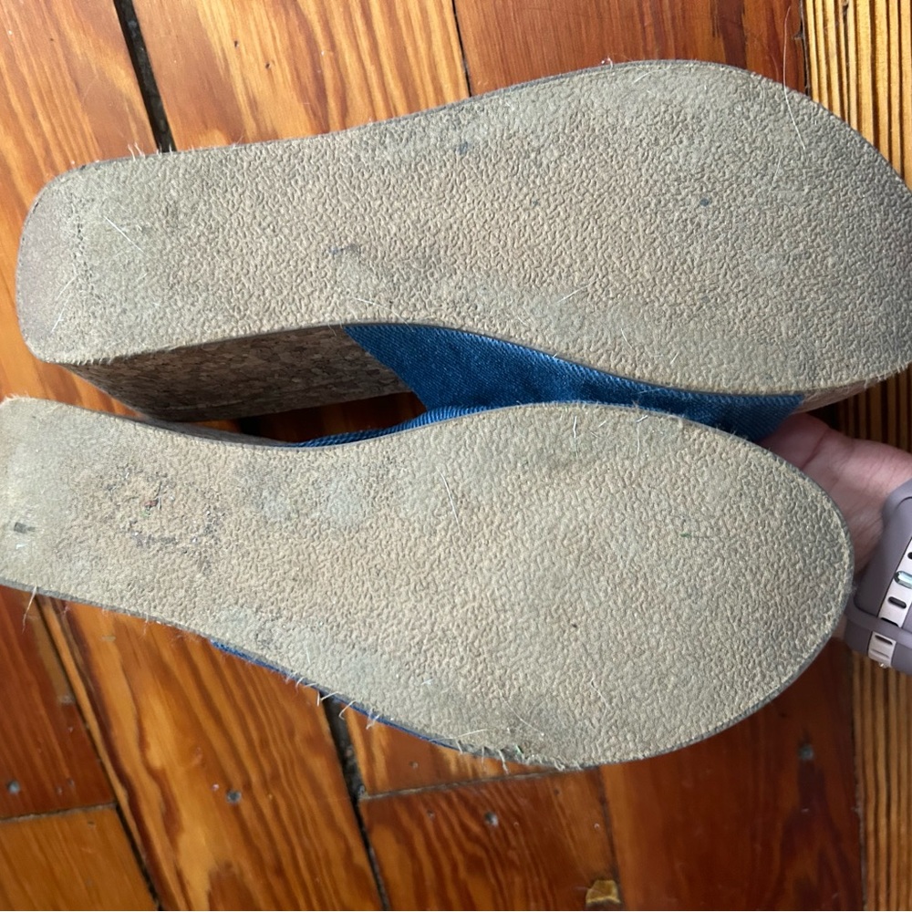 Shoes size 8.5 - Picture 3 of 3